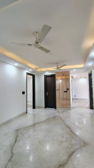 Room in 4 BHK Builder Floor at Empire Floors, Sector 57 – for Rent