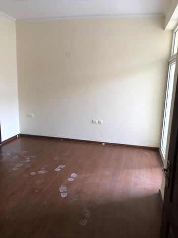 Room in 2.5 BHK Apartment at Ajnara Grand Heritage, Sector 74 – for Rent