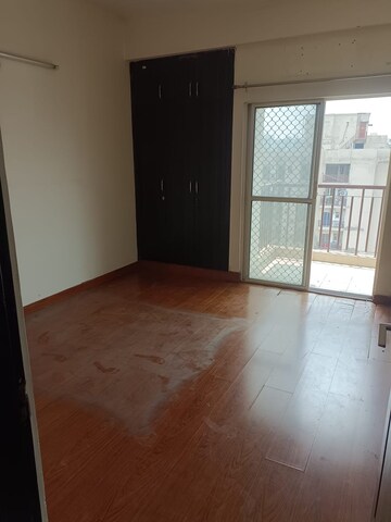 Room in 2.5 BHK Apartment at Ajnara Grand Heritage, Sector 74 – for Rent