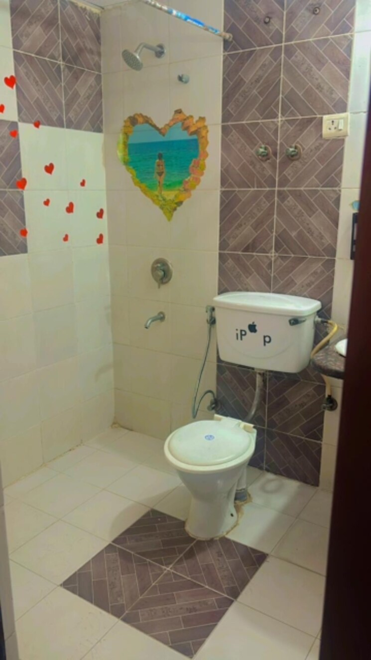 Bathroom, supertech-livingston 2 Bedroom 1000 Sq.Ft. Apartment In Sain Vihar Ghaziabad 8131763