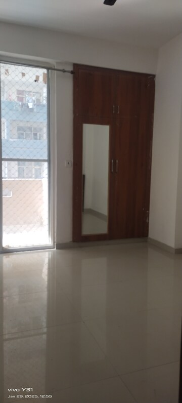 Room in 3 BHK Apartment at JNC The Park, Sector 16c Greater Noida – for Rent