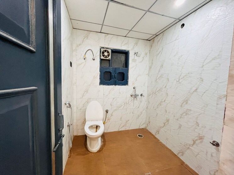 Bathroom, patparganj 2 Bedroom 900 Sq.Ft. Apartment In Patparganj Delhi 8131923
