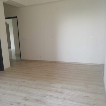 Room in 4 BHK Apartment at Adani Oyster Grande Phase 2, Sector 102a – for Rent
