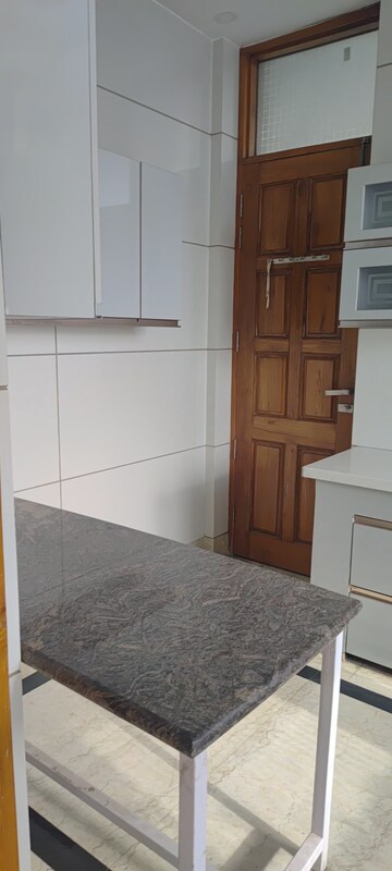 Room in 2 BHK Builder Floor at Jakhan – for Rent
