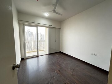 Room in 2.5 BHK Apartment at Mahagun Mantra II, Sector 10 Greater Noida – for Rent