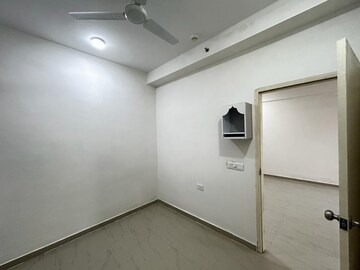 Room in 2.5 BHK Apartment at Mahagun Mantra II, Sector 10 Greater Noida – for Rent