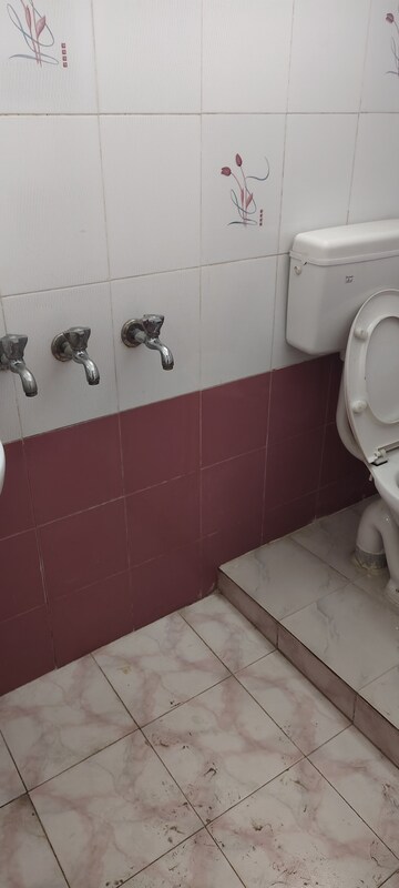 Bathroom in 1.5 BHK Independent House at Gomti Nagar – for Rent