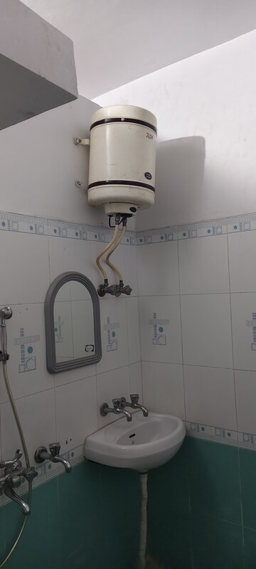 Bathroom in 1.5 BHK Independent House at Gomti Nagar – for Rent