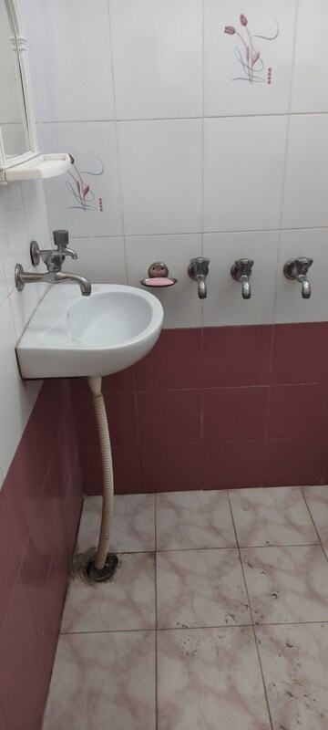 Bathroom in 1.5 BHK Independent House at Gomti Nagar – for Rent