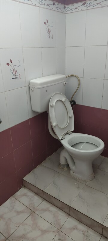 Bathroom in 1.5 BHK Independent House at Gomti Nagar – for Rent