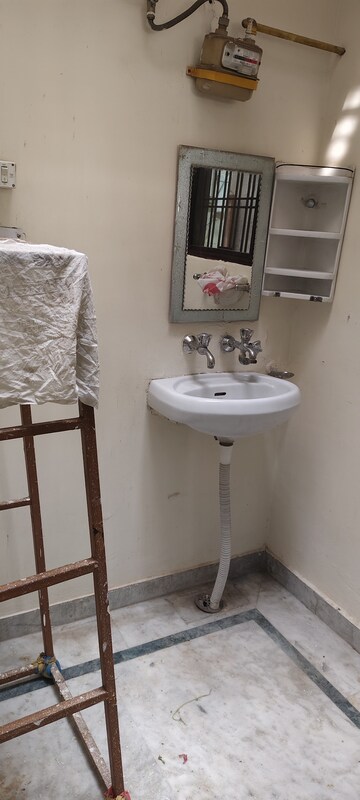 Bathroom in 1.5 BHK Independent House at Gomti Nagar – for Rent