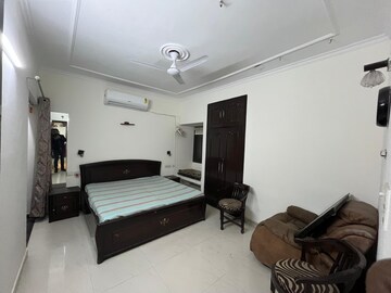 Living Room in 2.5 BHK Apartment at Arun Vihar, Sector 29 – for Sale