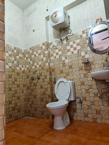 Bathroom in 1 RK Builder Floor at Sector 46 – for Rent