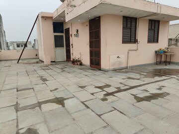 Building Lobby in 1 RK Builder Floor at Sector 46 – for Rent