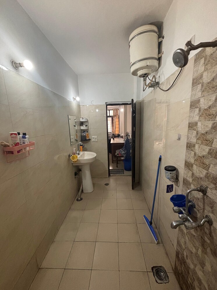 Bathroom, builder-floor 1 Bedroom 300 Sq.Yd. Builder Floor In Sector 28 Gurgaon 8132912