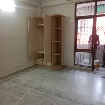 Room in 3 BHK Apartment at Uppal Southend, Sector 49 – for Rent