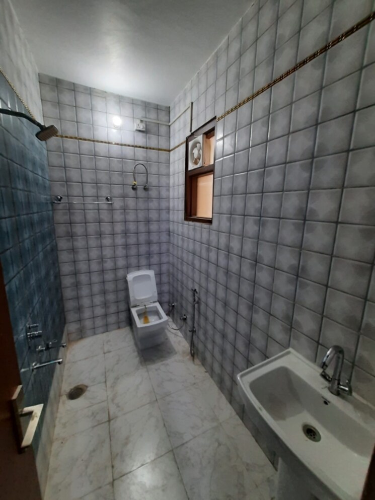 Bathroom, arun-vihar-sector-37 2 Bedroom 1200 Sq.Ft. Apartment In Sector 37 Noida 8132998