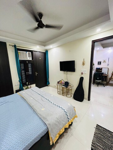 Team Area in 1 BHK Apartment at Sector 52 – for Rent