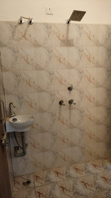Master Bedroom in 3 BHK Builder Floor at Ganga Nagar – for Sale