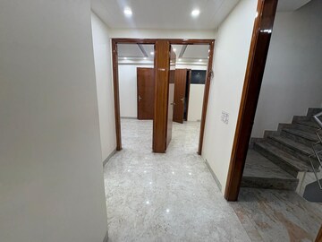 Room in 3 BHK Builder Floor at Mansarover Garden – for Sale