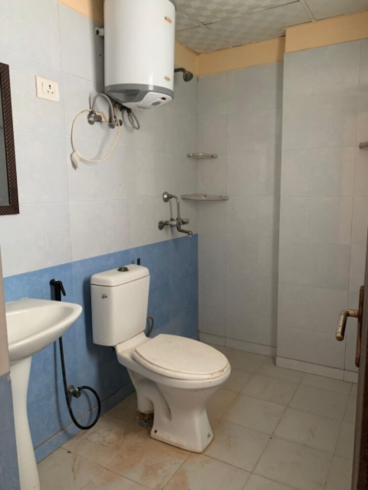 Bathroom, varun-enclave 3 Bedroom 1650 Sq.Ft. Apartment In Sector 28 Noida 8133234