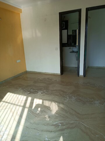Room in 3 BHK Builder Floor at Dwarka Mor – for Rent