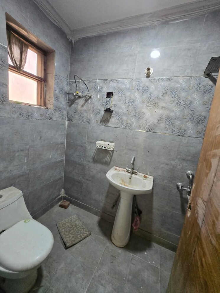 Bathroom, srishti-greenfield-homes 3 Bedroom 1800 Sq.Ft. Builder Floor In Green Fields Colony Faridabad 8133295