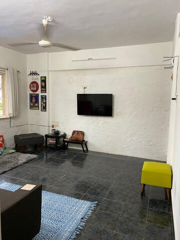 Team Area in 1 BHK Apartment at Bandra West – for Rent