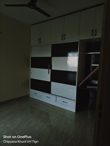 Room in 2 BHK Apartment at Gaur City 2 - 14th Avenue, Sector 16c Greater Noida – for Rent