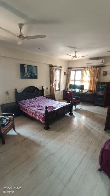 Bedroom in 3 BHK Apartment at Bandra West – for Rent