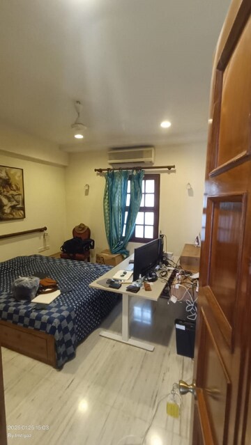 Room in 3 BHK Apartment at Bandra West – for Rent