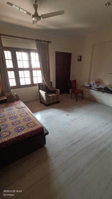Room in 3 BHK Apartment at Bandra West – for Rent