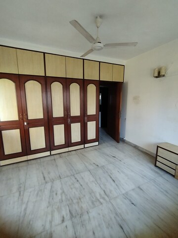 Room in 3 BHK Apartment at Santacruz West – for Rent