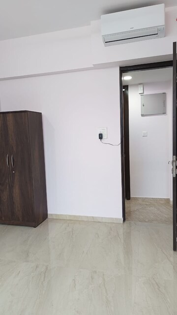 Room in 3 BHK Apartment at Rajesh White City Phase 2 Wing B, Kandivali East – for Rent
