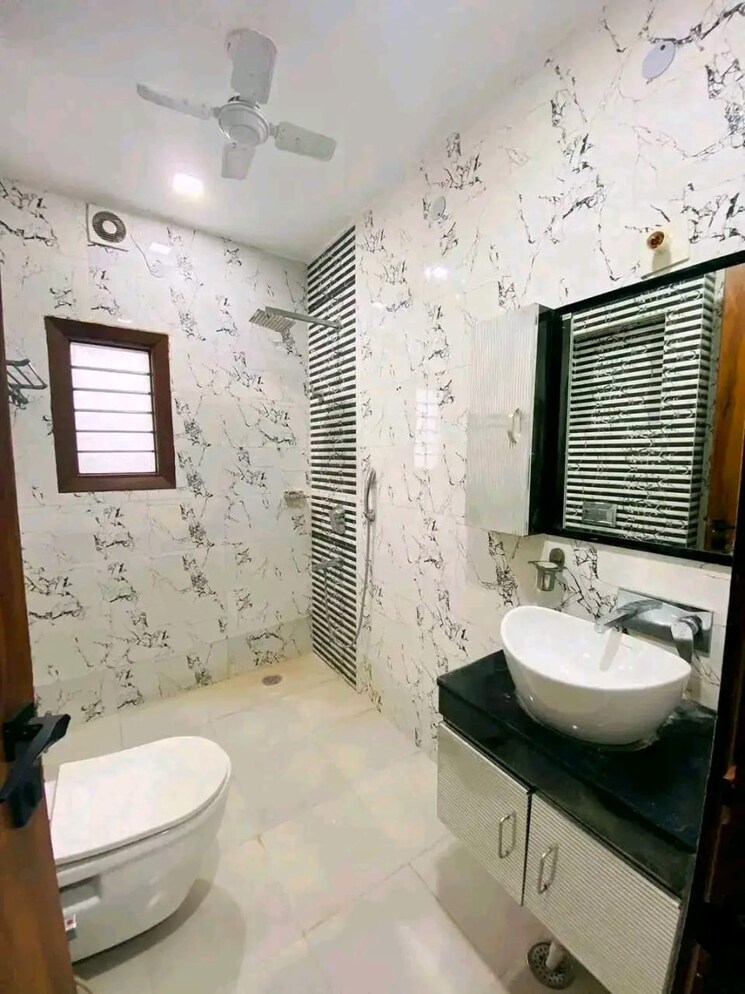 Bathroom, sector 56 4 Bedroom 305 Sq.Yd. Builder Floor In Sector 56 Gurgaon 8133528