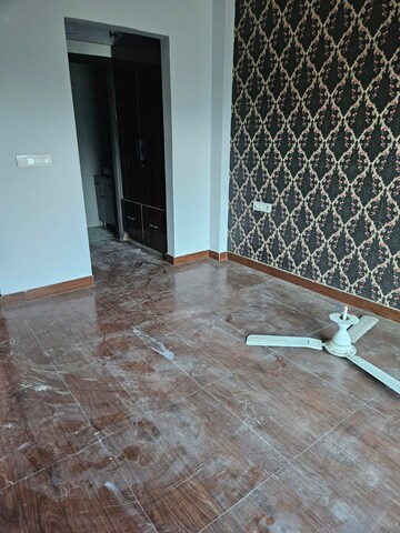 Room in 3 BHK Builder Floor at Sector 57 – for Rent