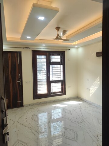 Room in 4 BHK Builder Floor at Sector 57 – for Rent