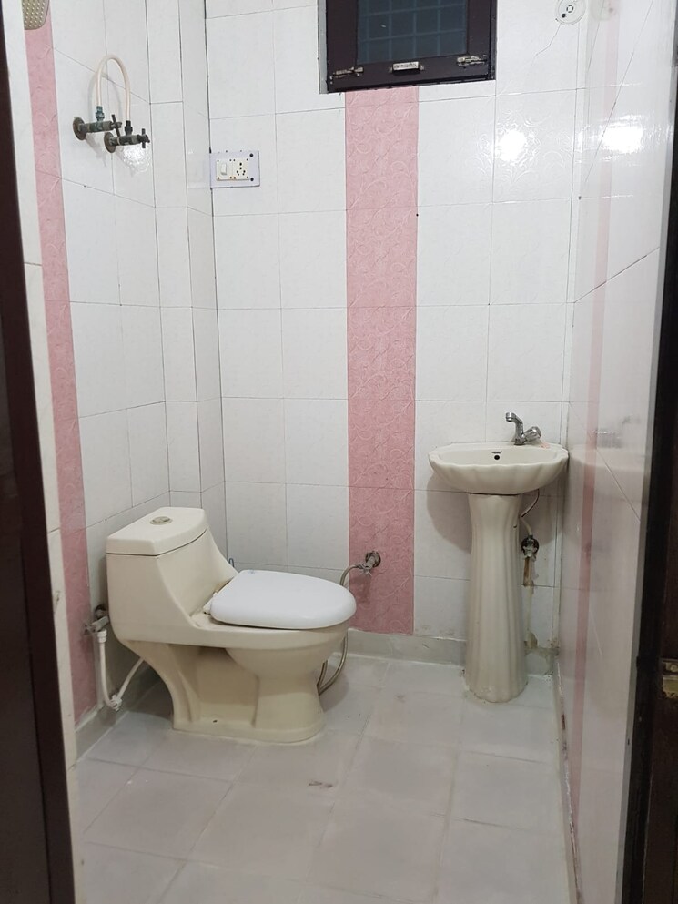 Bathroom, rajendra nagar 2 Bedroom 980 Sq.Ft. Builder Floor In Rajendra Nagar Ghaziabad 8133618
