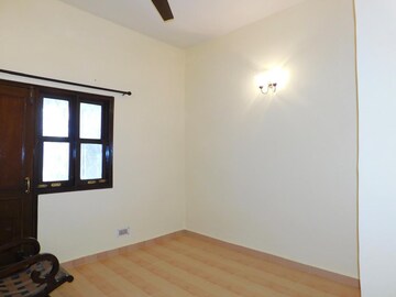 Room in 2 BHK Builder Floor at Safdarjung Development Area – for Rent