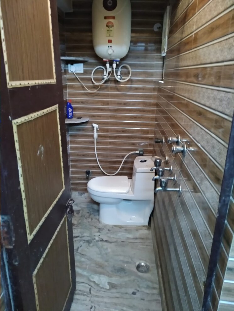 Bathroom, vasant kunj 3 Bedroom 1200 Sq.Ft. Apartment In Vasant Kunj Delhi 8133645