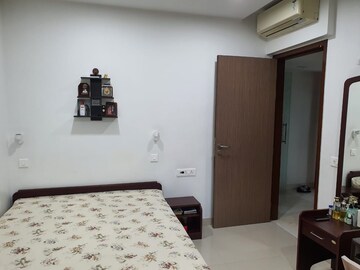 Room in 3 BHK Apartment at DB Orchid Woods, Goregaon East – for Rent