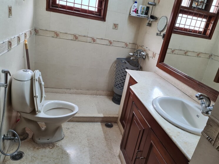 Bathroom, saket 4 Bedroom 300 Sq.Yd. Apartment In Saket Delhi 8133907