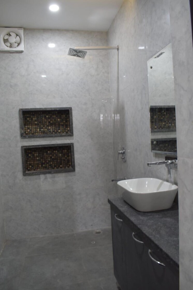 Bathroom, sector 9 3 Bedroom 250 Sq.Yd. Builder Floor In Sector 9 Faridabad 8133954