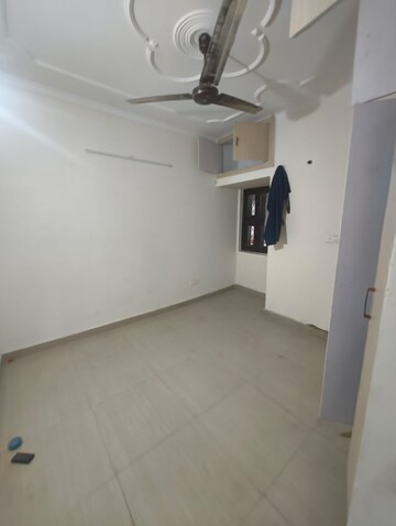 Room in 3 BHK Apartment at Paschim Vihar – for Rent