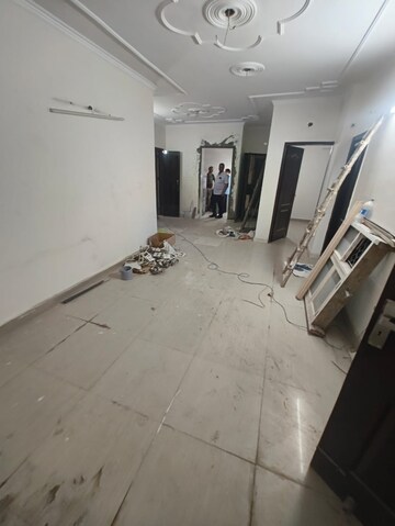 Team Area in 3 BHK Apartment at Paschim Vihar – for Rent