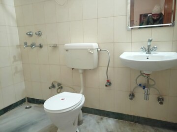 Bathroom in 3 BHK Apartment at Sector 46 – for Rent