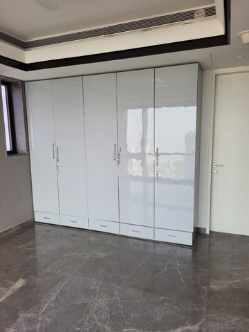 Room in 4 BHK Apartment at Lodha Parkside, Worli – for Rent