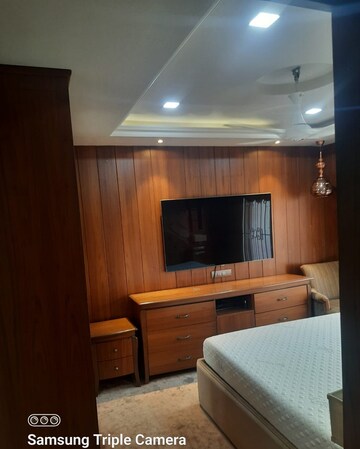 Bedroom in 2 BHK Apartment at Bandra East – for Rent