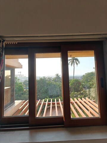 Room in 4 BHK Apartment at Bandra West – for Rent