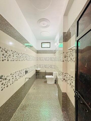 Bathroom in 6+ BHK Independent House at Gomti Nagar – for Rent